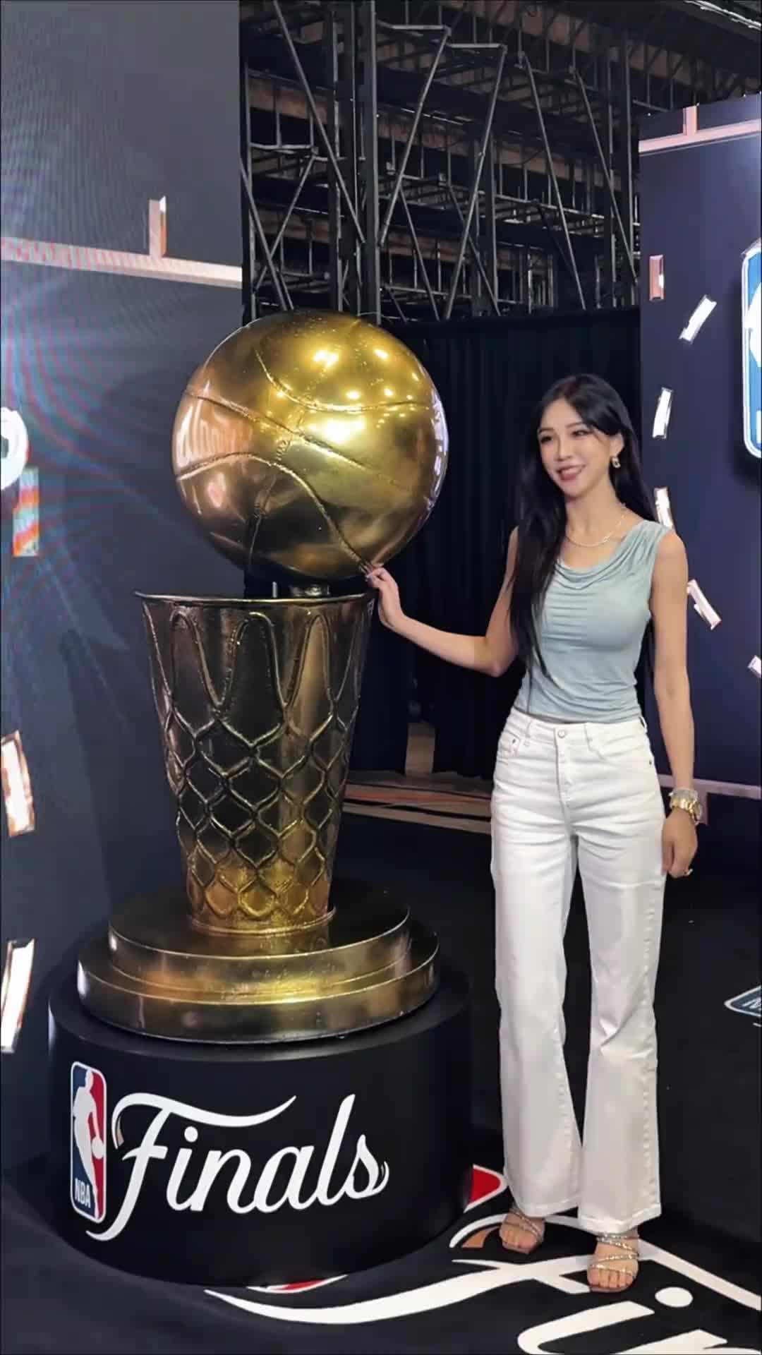 【推荐视频】周玲安社媒晒自拍：NBA总决赛！G1我来啦！