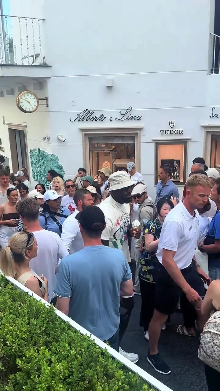 【快速回放】放⬅️飞自我！“詹姆斯吃着冰激凌现身街头✨引起轰