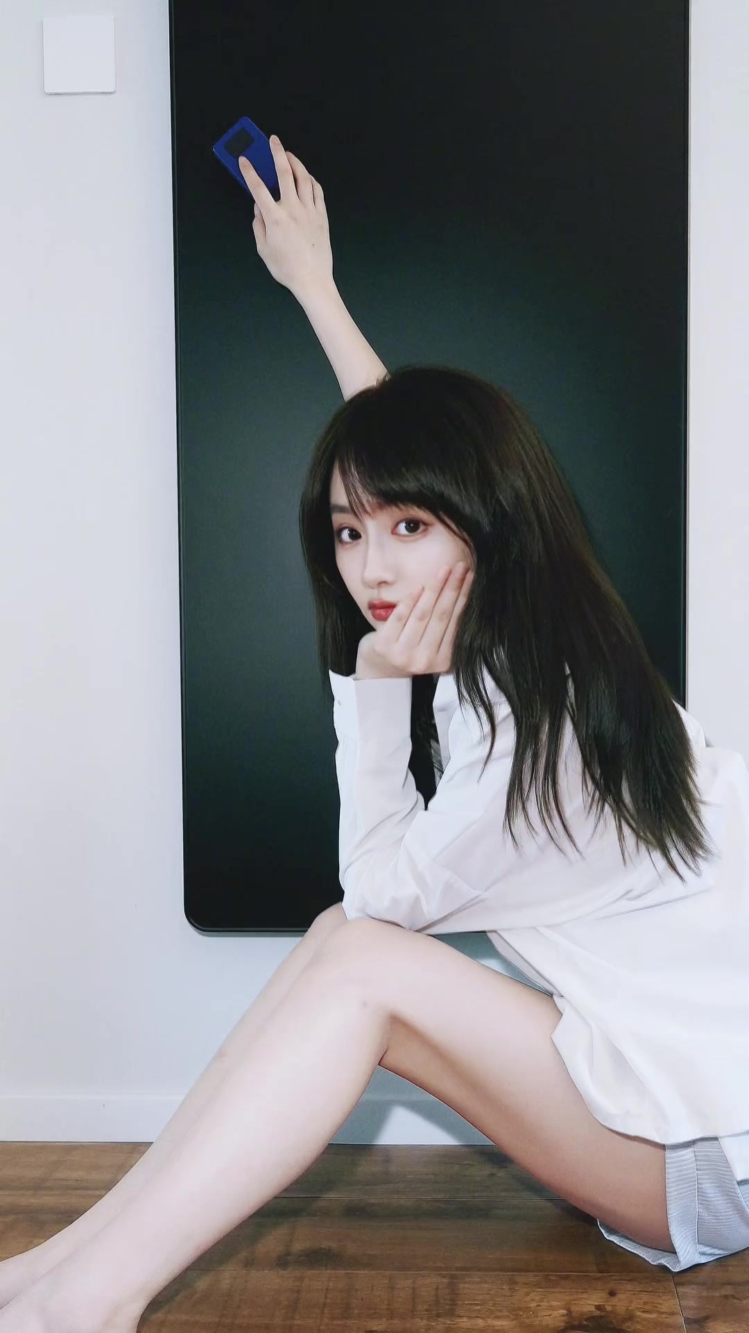 [今日爆点视频]哇塞！小七⬇️身穿白衬衫美美自拍，这你们受得了嘛？