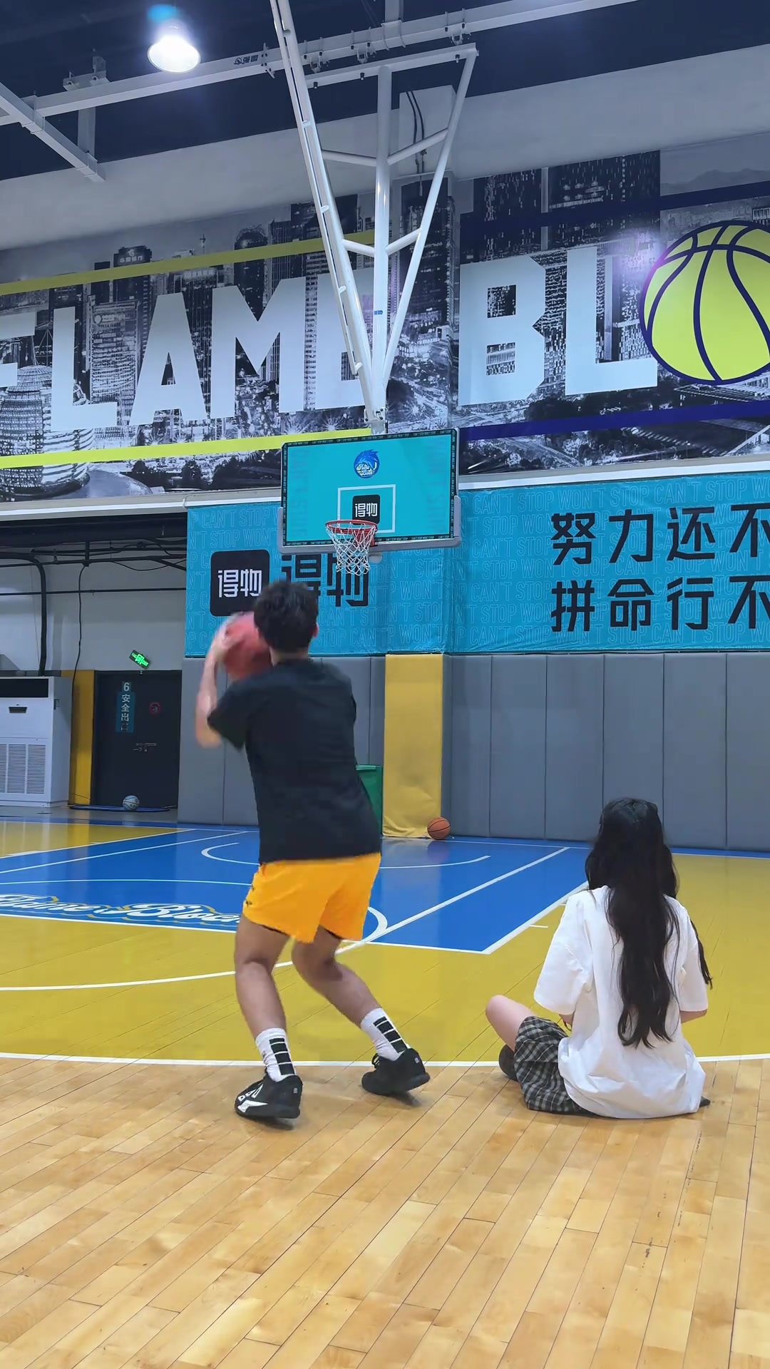 [美女]她从不嫌弃打完球满身⭐是汗的我...