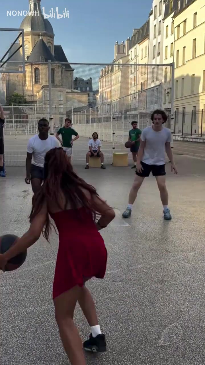 【体育头条】还就没见这么硬核的女生打篮球了