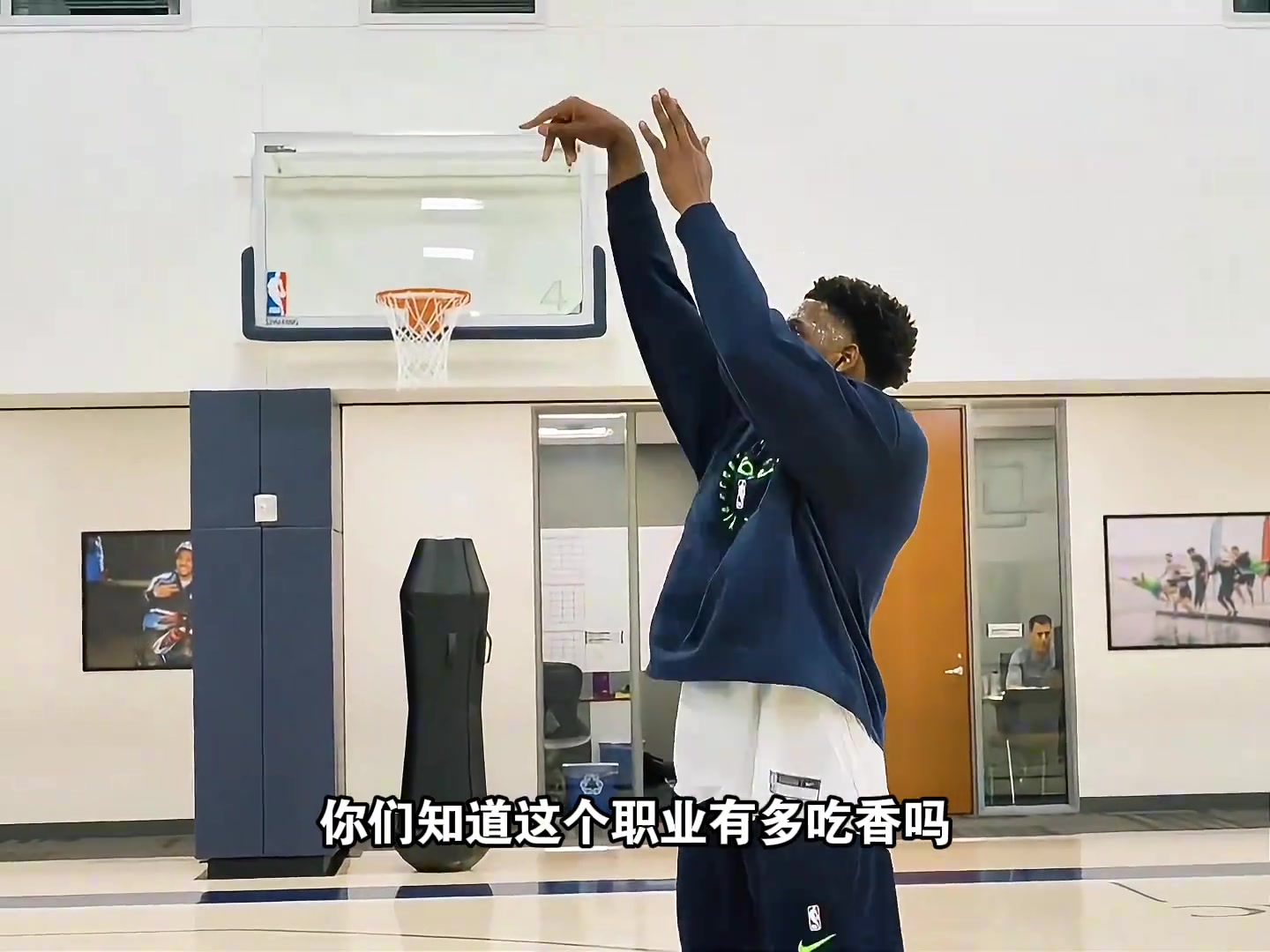 【体育视频】为什么那么多人都想进NBA？你们知道这个职业有多