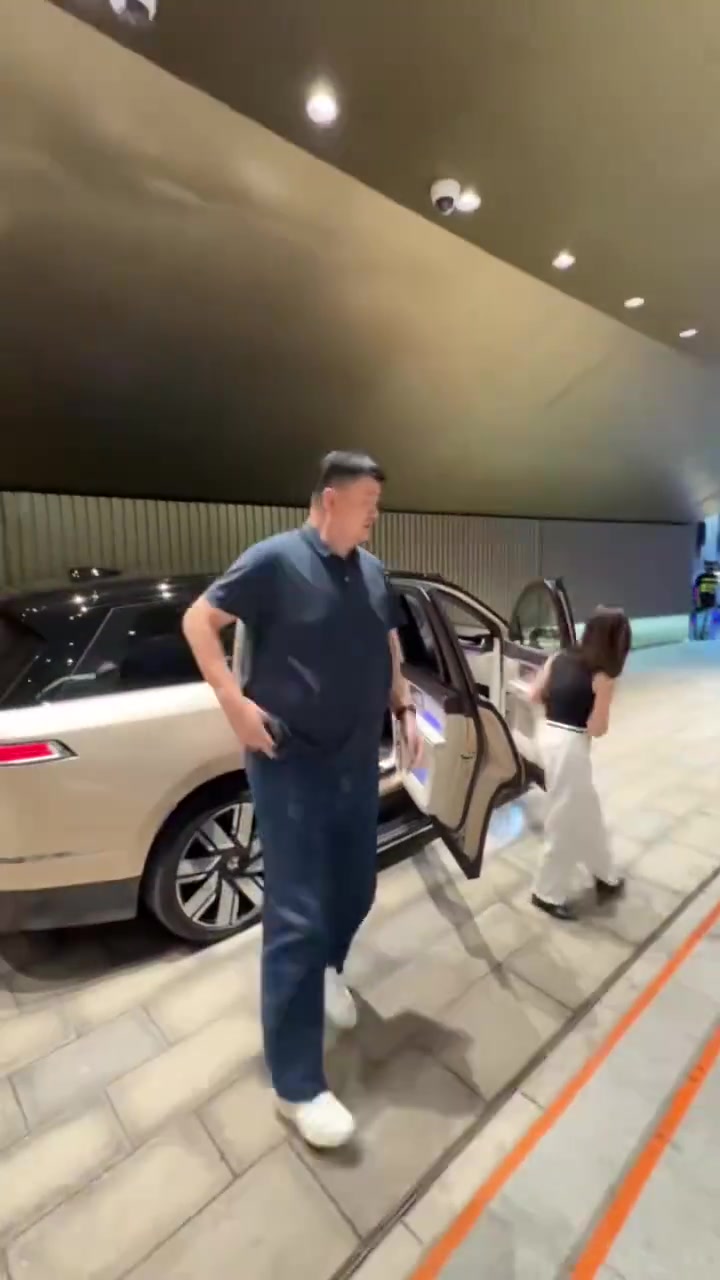 这车空间挺大！蔚来创始人李斌与姚明抵达球馆观看CBA总决赛