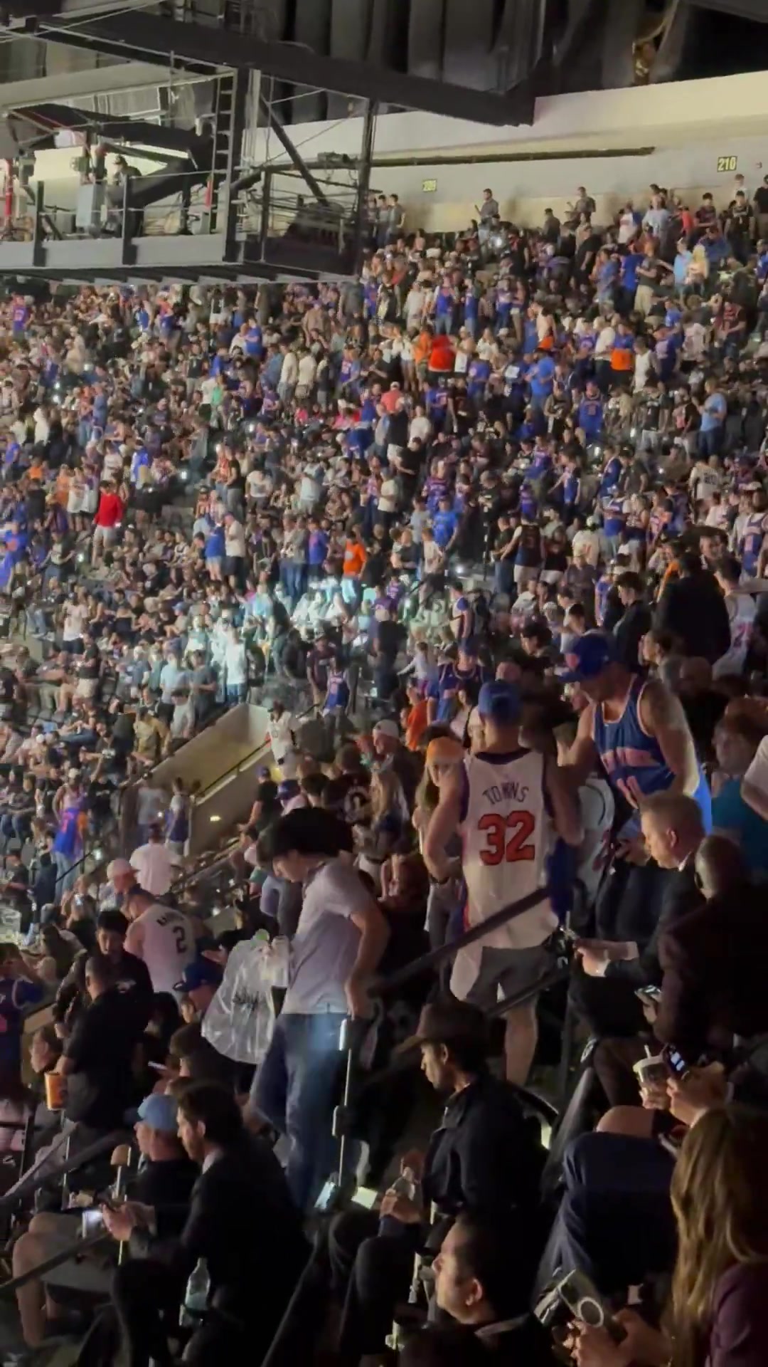 【NBA】分不清主客场了中场时走动的看起来全是尼克斯球迷啊！