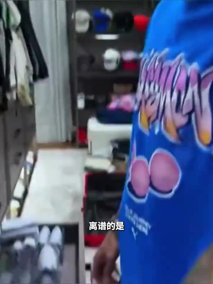 [球迷看点]来自内马尔的幽默！内马尔送朋友底裤，印梅西，自己