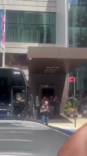【体育视频】尼克斯球迷狂嘘马刺：快把大巴开走，你们待不了两天