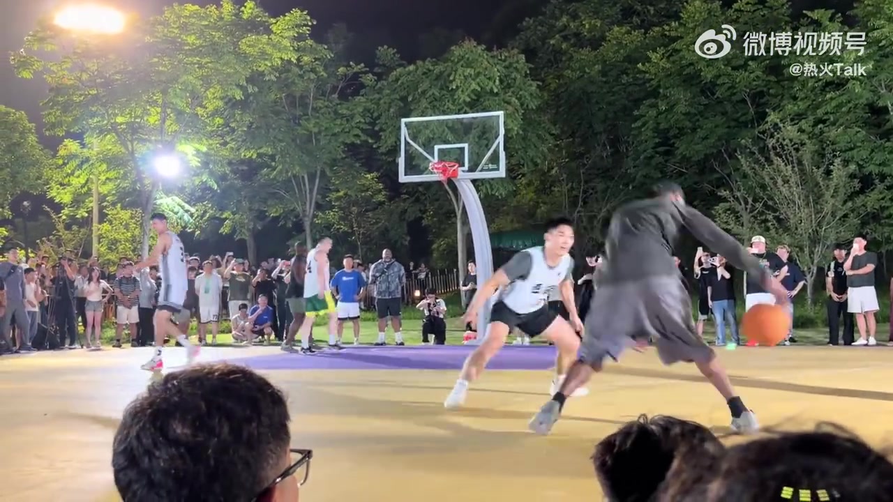 [NBA]欺负人了呀！杰伦·布朗现身中国野球场，大秀运球操作