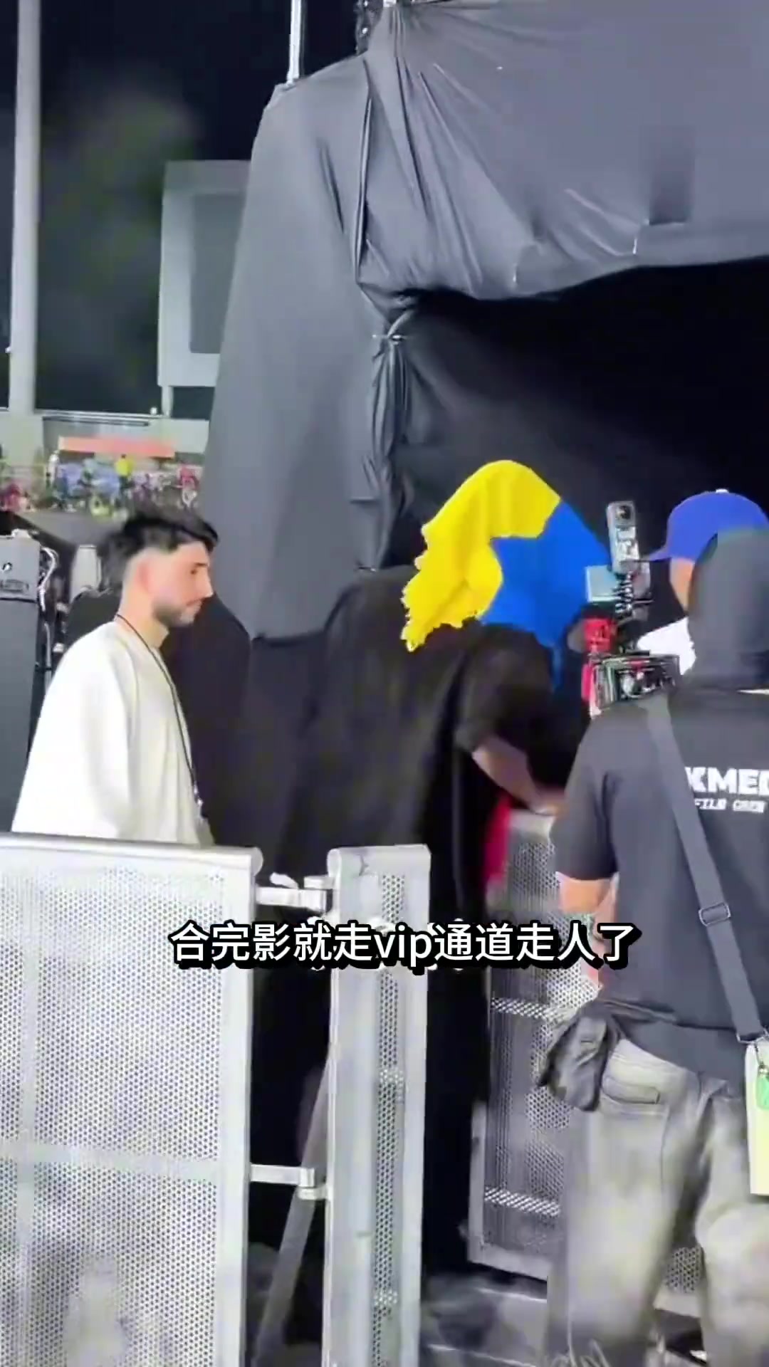 [话题]巴特勒这造型可以啊带了个头巾来看演唱会
