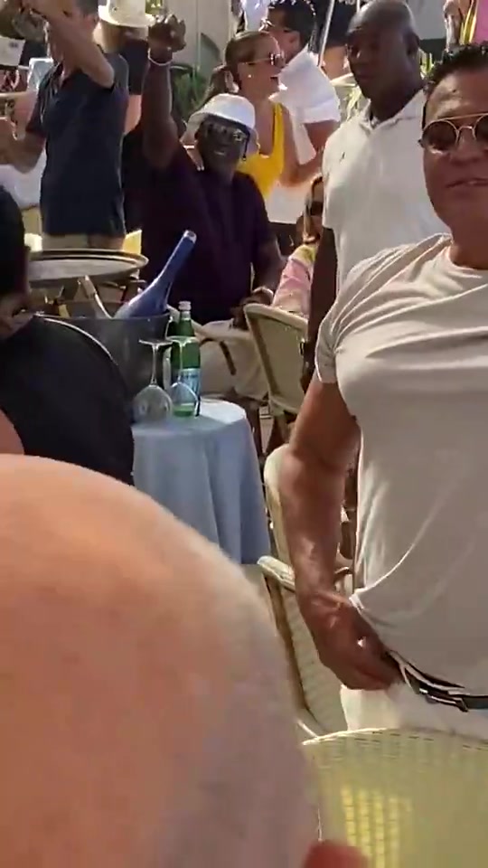 经典啊!现场DJ认出了乔丹,直接播放老公牛的BGM! 经典啊!现场DJ认出了乔丹,直接播放老公牛的BGM!