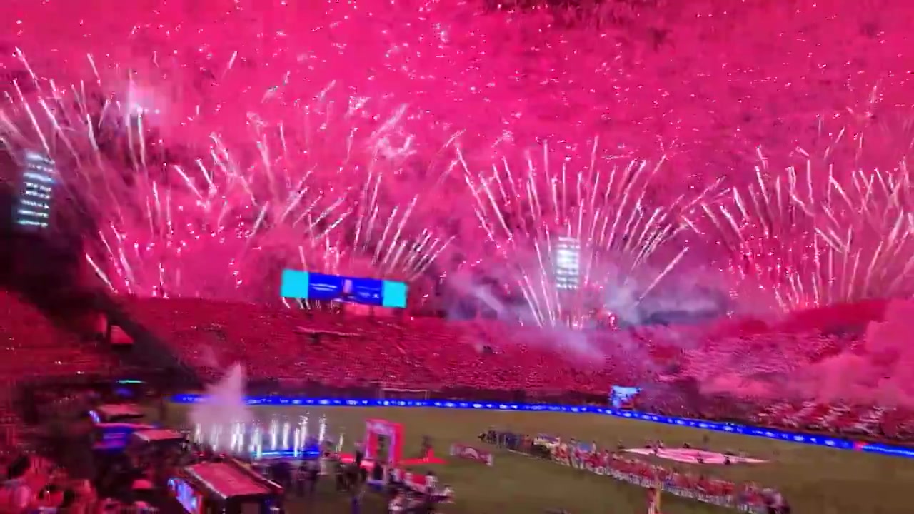 这票真值了!买张球票顺便还看了场绝美烟花秀 这票真值了!买张球票顺便还看了场绝美烟花秀