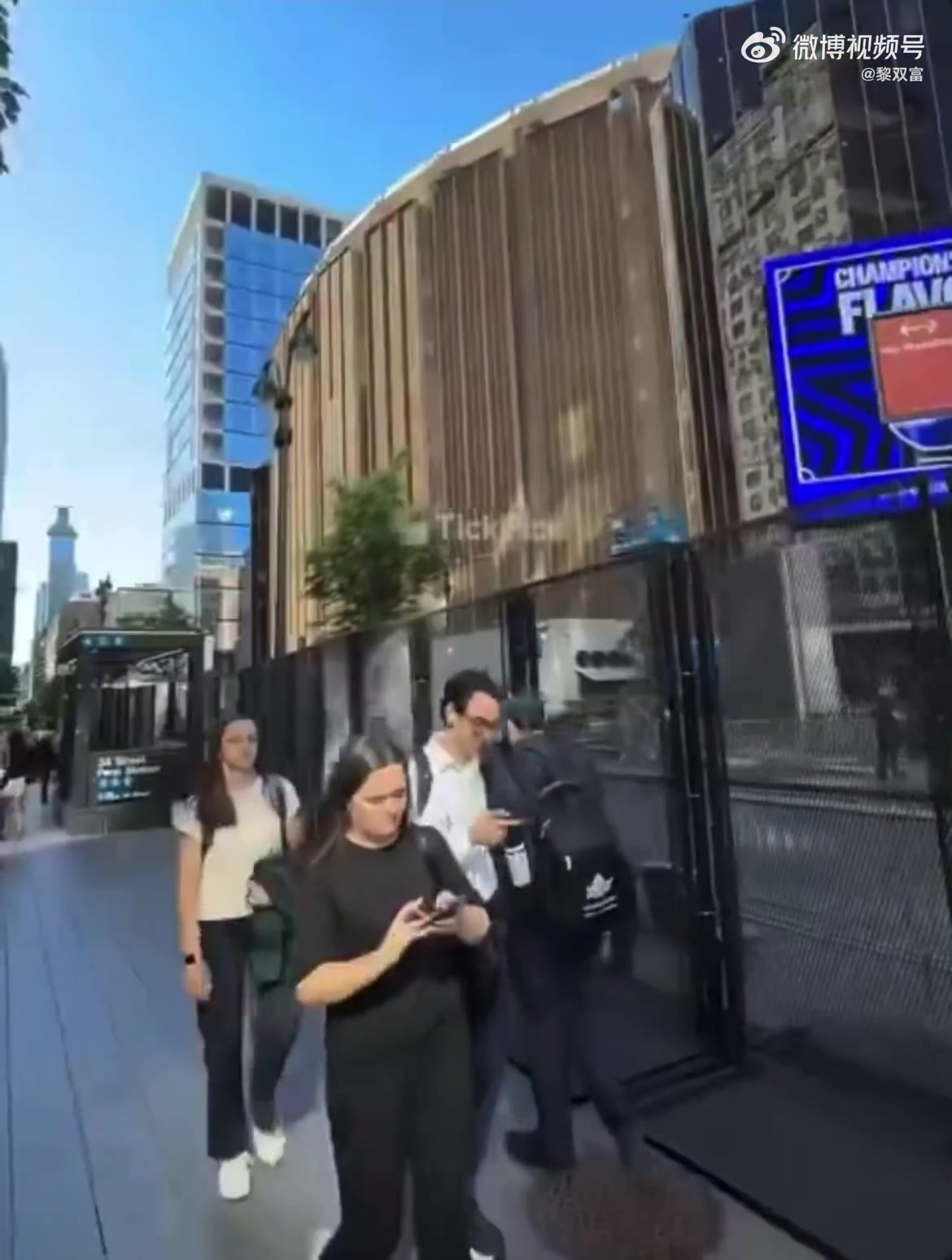 【体育视频】跟演唱会一样！纽约安保升级！整个麦迪逊周边都被围挡围起来了
