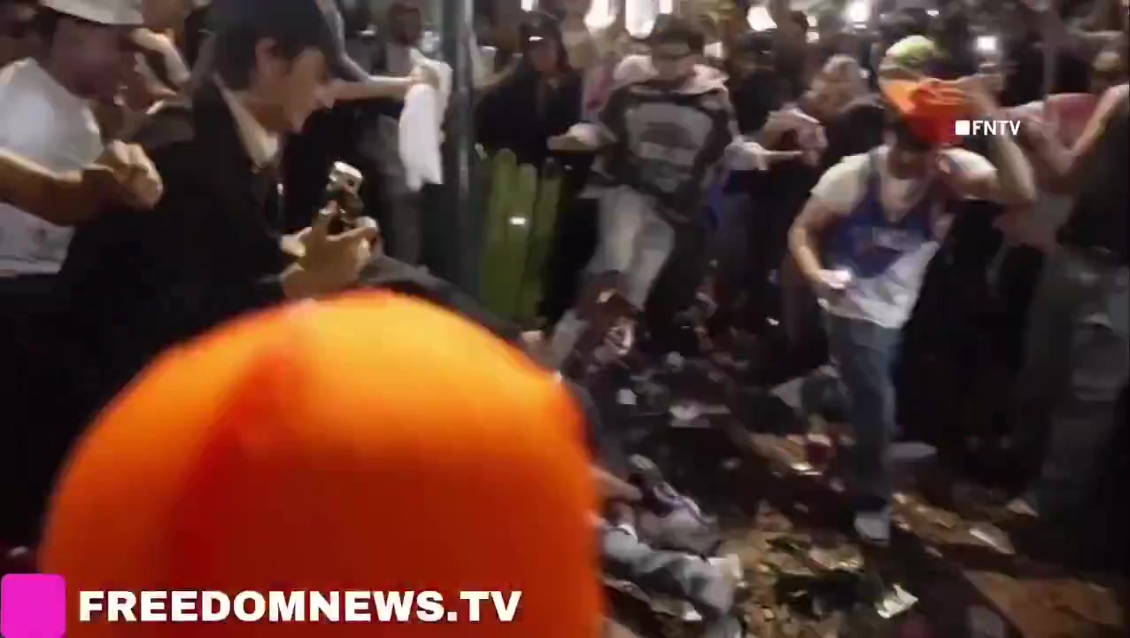 [马刺]场面失控逼得警方出动疑似尼克斯球迷与马刺球迷愤怒斗殴