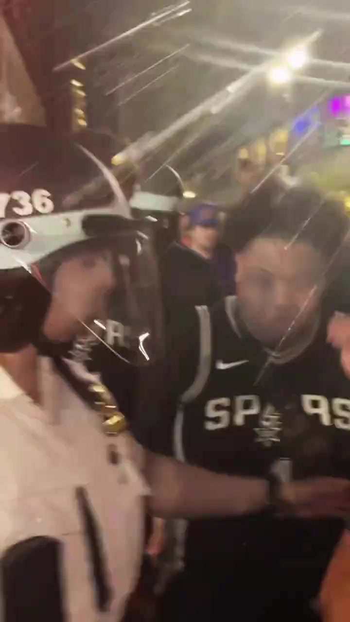 【精彩剪辑】“马刺战胜尼克斯～赛后纽约警察护送马刺球迷离开麦