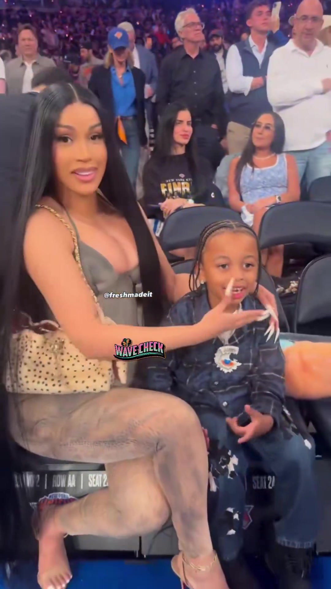 这身材!说唱歌手Cardi B今日也带儿子来看总决赛G3 这身材!说唱歌手Cardi B今日也带儿子来看总决赛G3