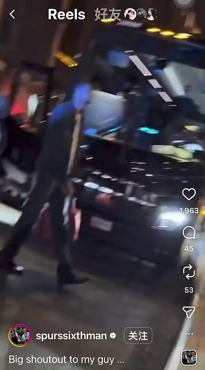 [推荐]回到酒店受到纽约球迷“热情迎接”，文班亚马握拳庆祝回