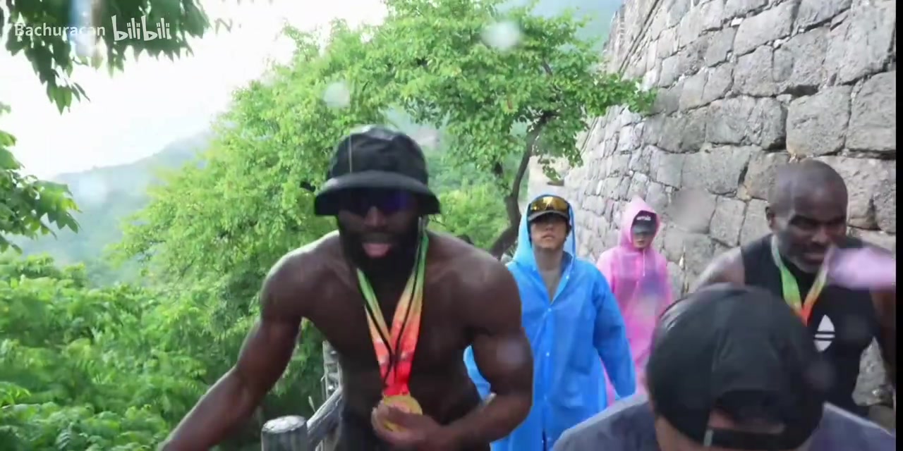 野兽身材!杰伦布朗中国行雨天爬长城,暴雨中做俯卧撑! 野兽身材!杰伦布朗中国行雨天爬长城,暴雨中做俯卧撑!