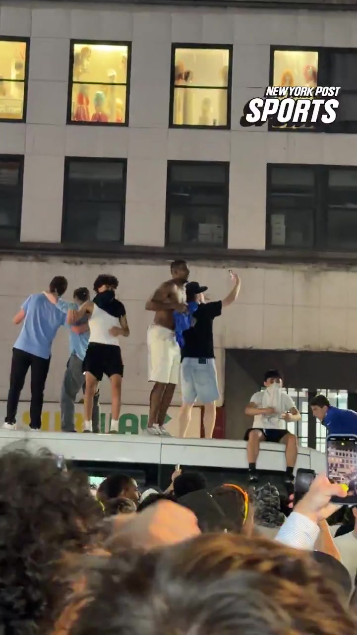齐喊法克吹杨!尼克斯球迷竟然占领警车并在上面跳舞 齐喊法克吹杨!尼克斯球迷竟然占领警车并在上面跳舞