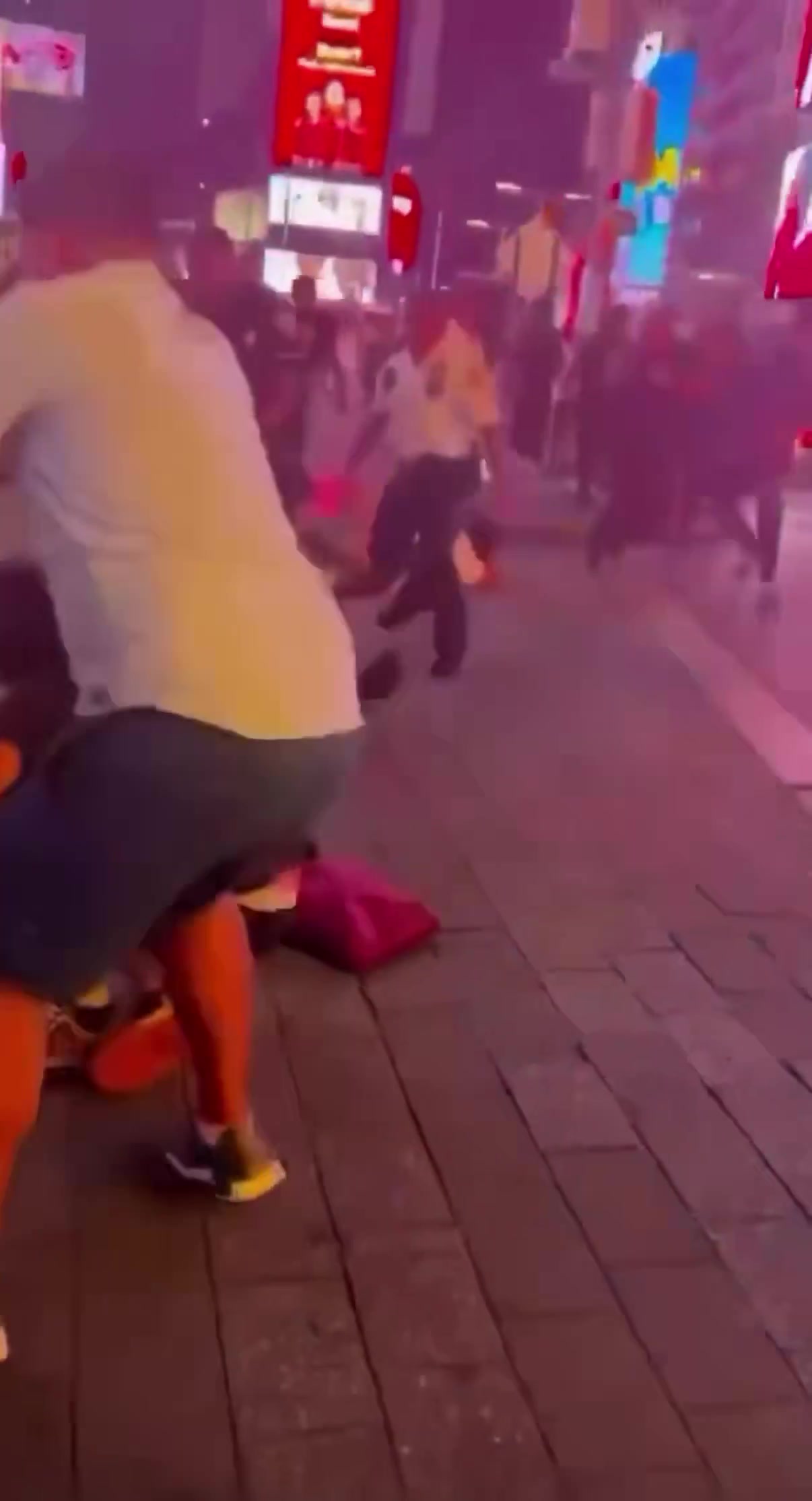 【体育头条】乱成一锅粥球迷们大打出手，警察拦都拦不过来！夺冠