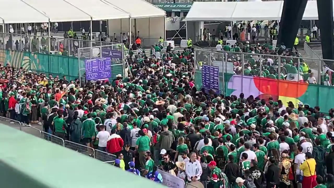 球场大门打开!揭幕战将吸引超过8万名墨西哥球迷到场观战 球场大门打开!揭幕战将吸引超过8万名墨西哥球迷到场观战