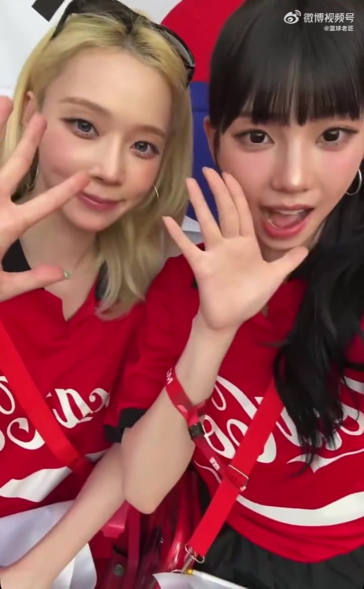 韩国美女球迷,认出是谁了吗? 韩国美女球迷,认出是谁了吗?