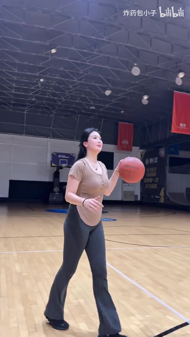 [体育视频]这个女孩是谁？这么准？