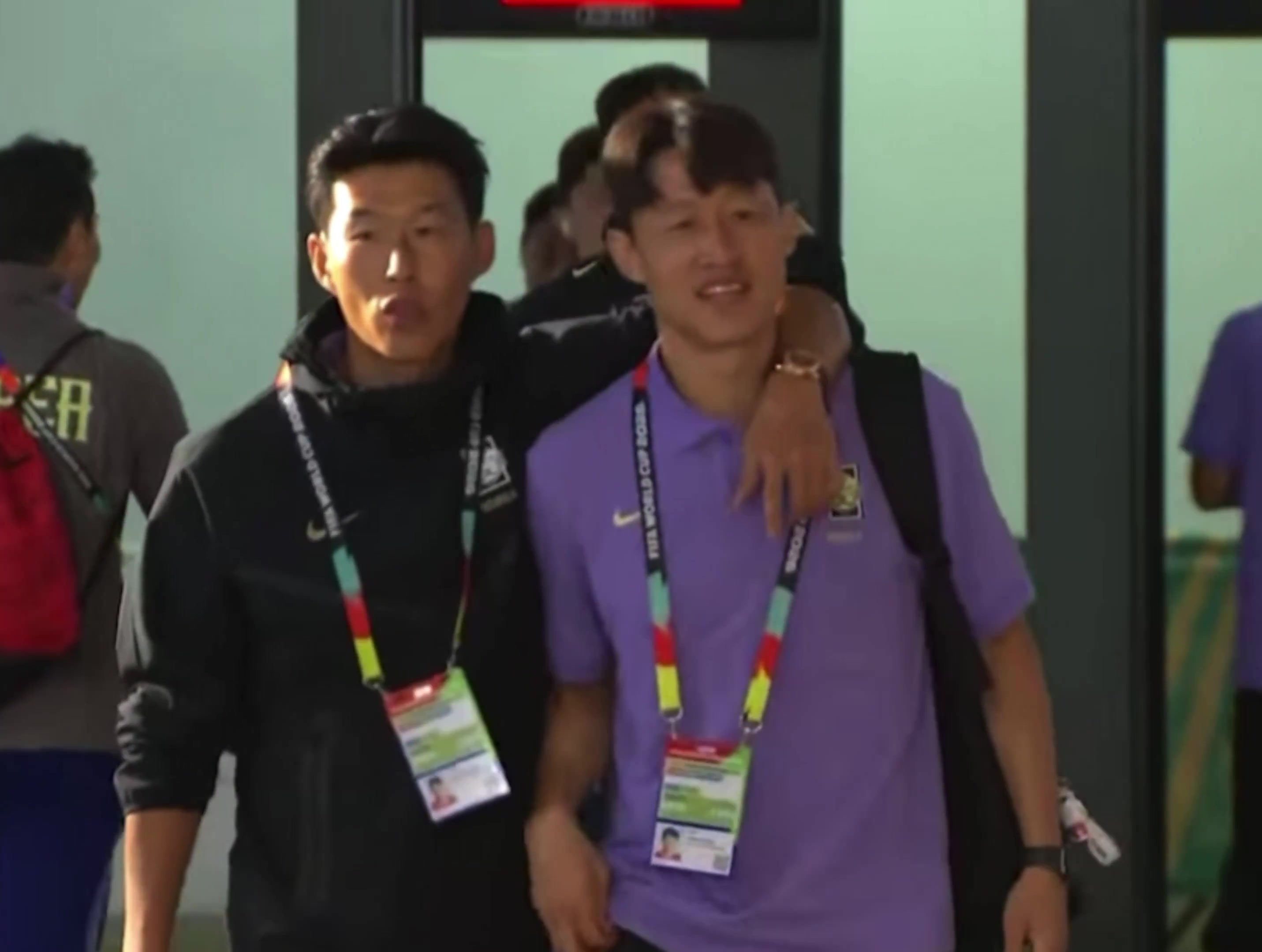 【视频/集锦】亚洲一哥也黏人？孙兴慜世界杯赛后强搂队友，步伐