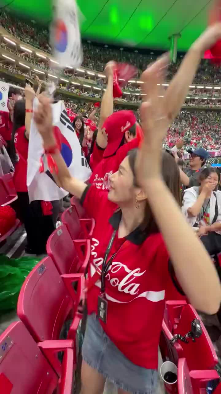 【你怎么看？】现场实拍：韩国女星权恩妃和球迷们一起庆祝韩国进