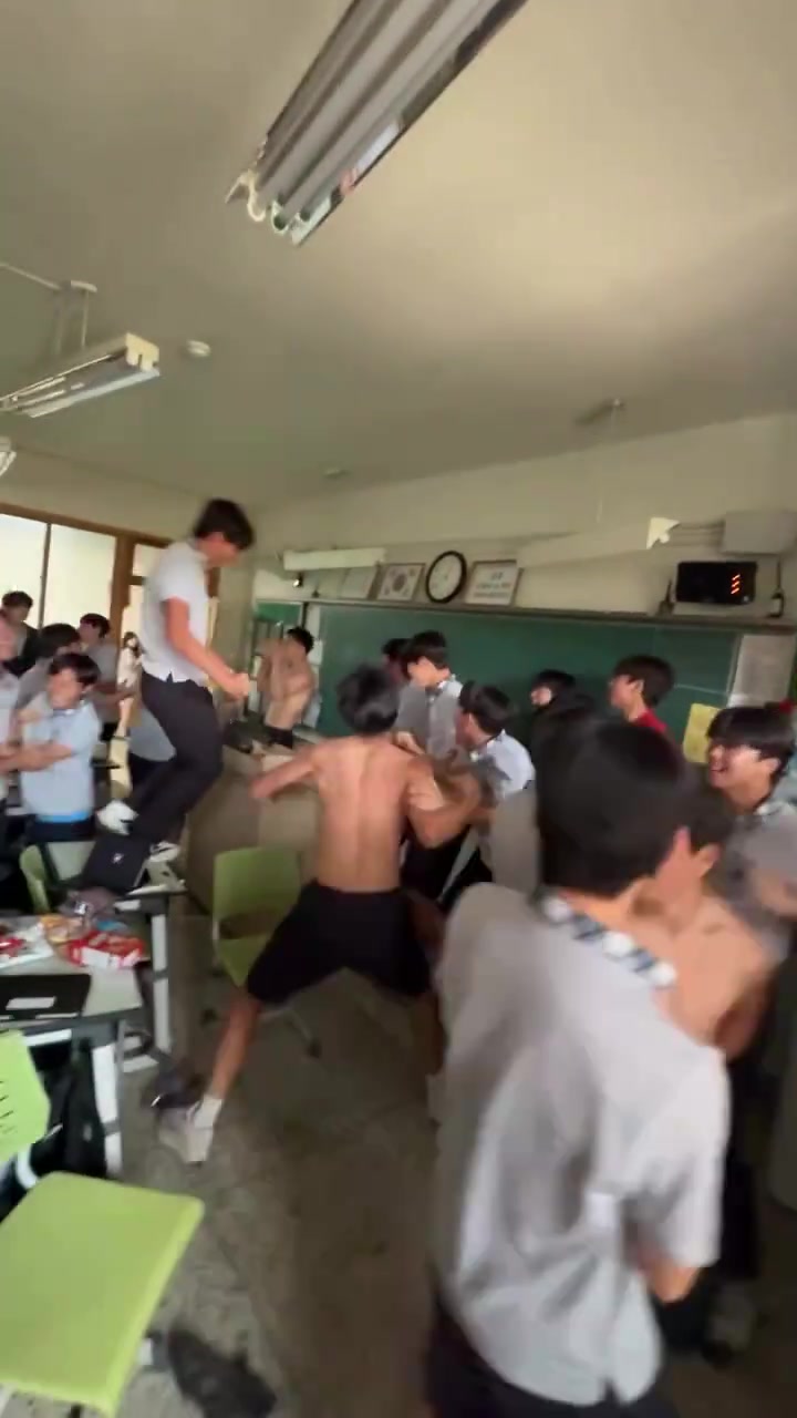 【你怎么看？】实拍：韩国学生们集体在教室庆祝韩国赢球，甚至有学生脱衣庆祝