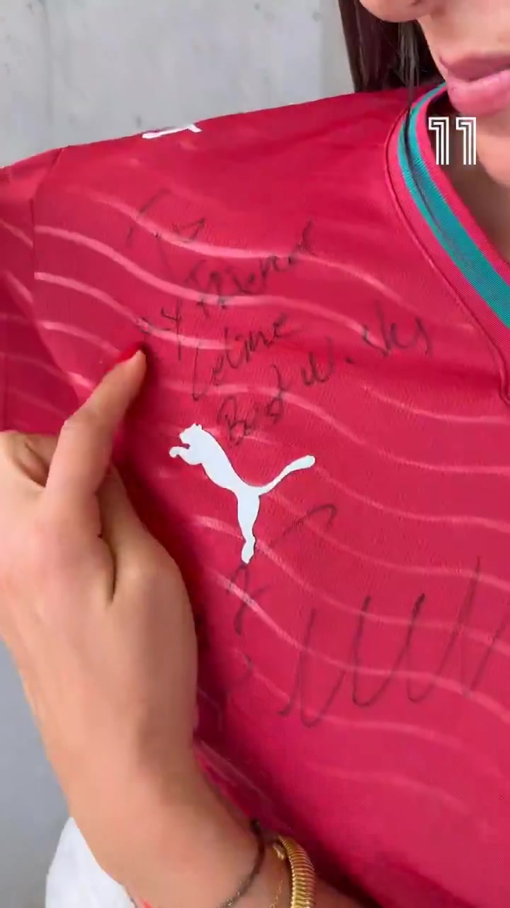 [精华剪辑]肉眼可❗见的高兴！网红小姐姐⚽自豪地展示C罗签名