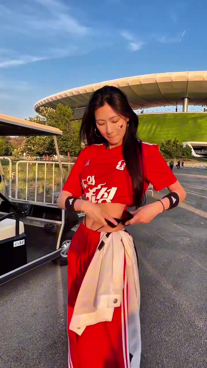 [视频]小蛮腰！韩国女团美女吴夏荣在墨西哥为球队加油！