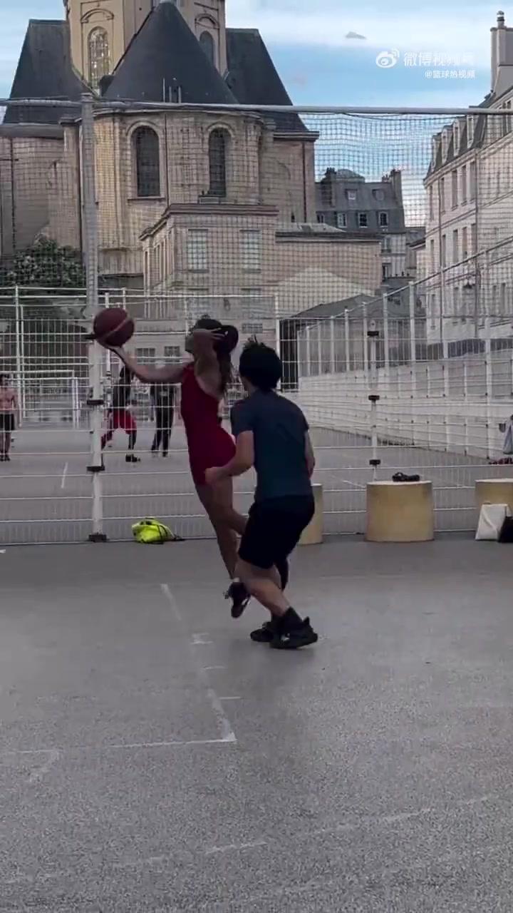 这姐们打球，一般男人似乎防不住她啊