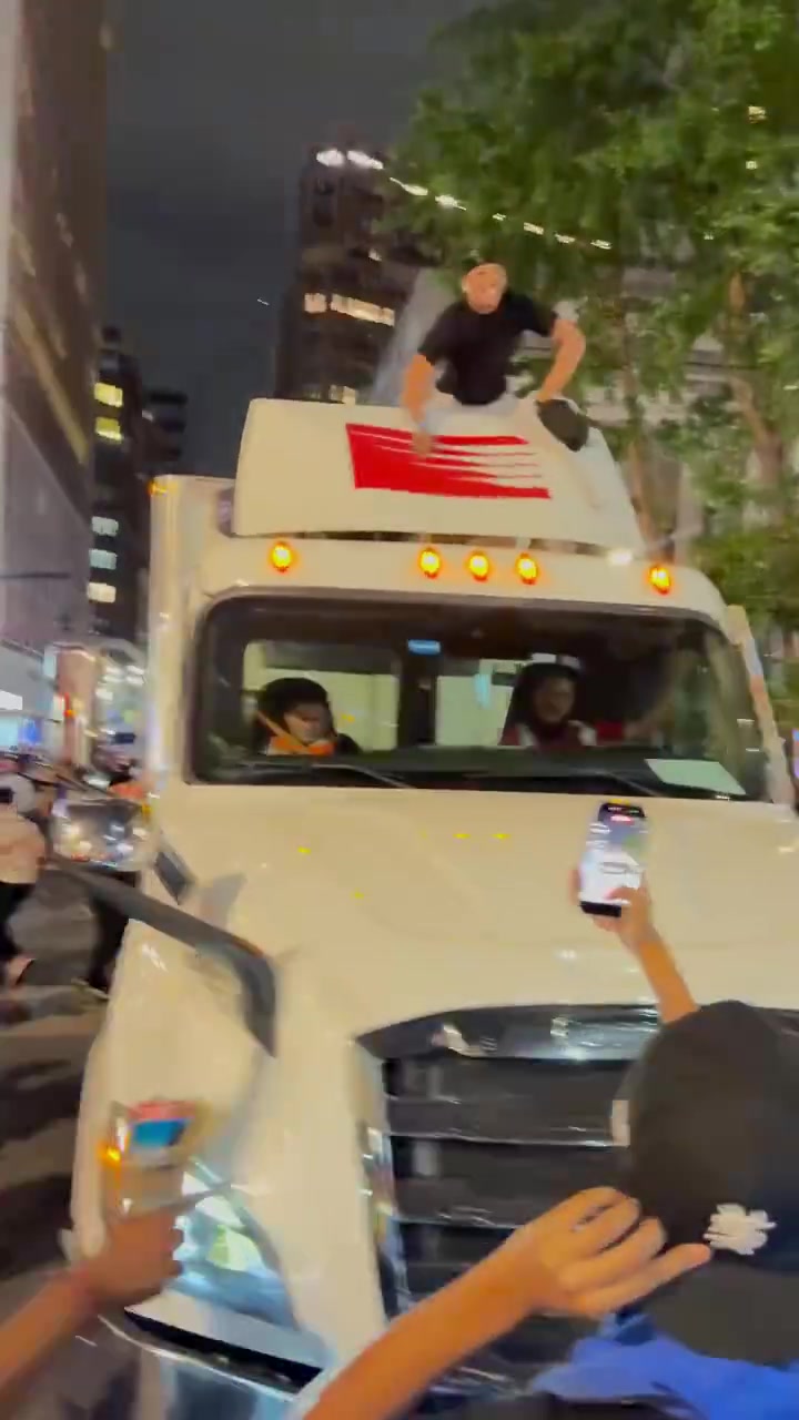 过于原始了~纽约球迷庆祝胜利的方式已经是另一个level了
