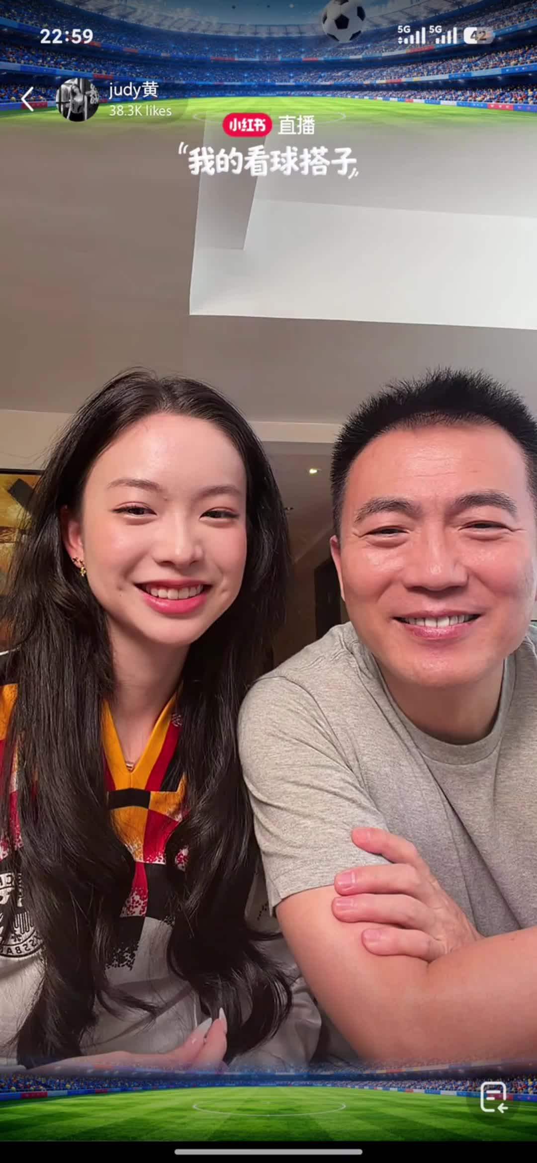 黄健翔带女儿直播聊球,女儿Judy 开朗出镜活力十足