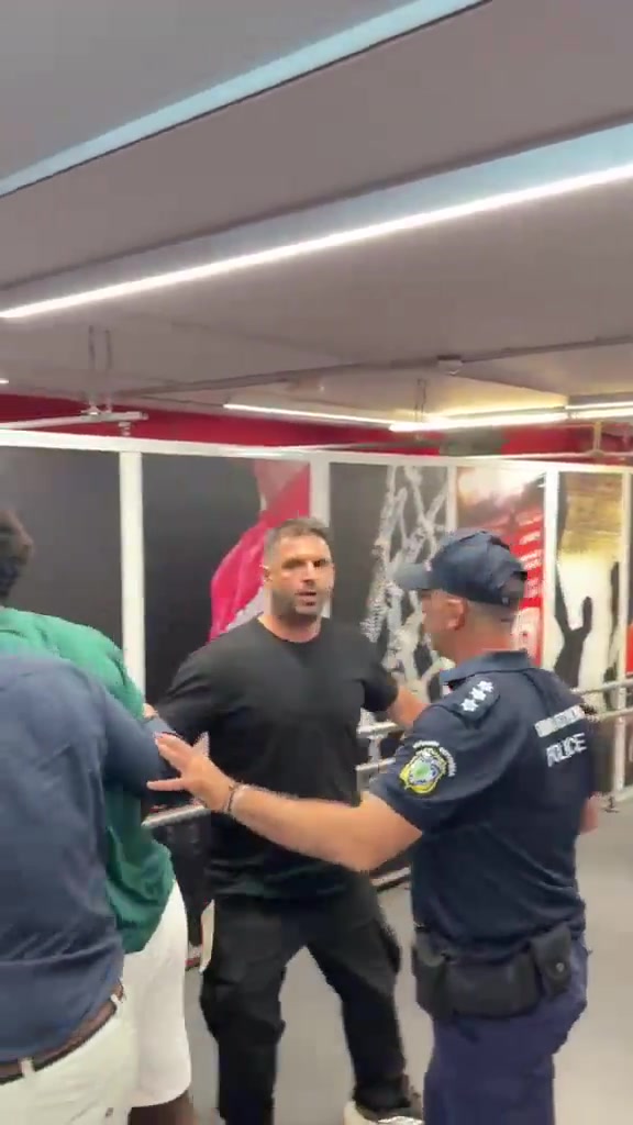 [高光片段集]挥拳相向！纳➡️恩在希腊联赛与对手发生冲突，被对方⬅️一拳打脸