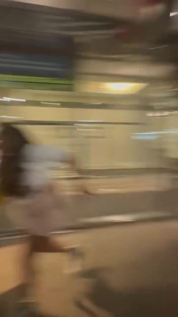尼克斯绅士横扫马刺夺冠，在纽约街头的球迷疯狂庆祝！
