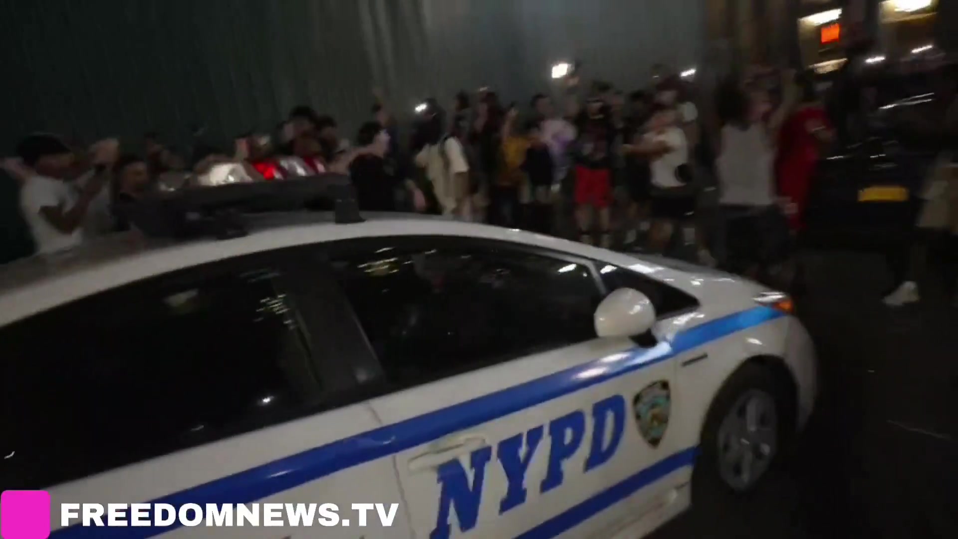  [精彩剪辑]尼克斯球迷彻底陷入疯狂连纽约的警车都敢砸啊！