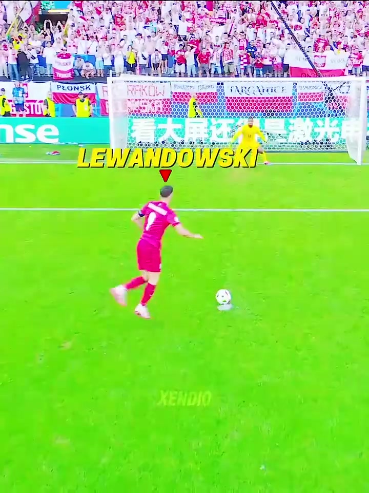 【热门视频】你能忍⬅️住不⚾动吗？名场面：莱万的招牌点球⚽！迈尼昂尽力了~