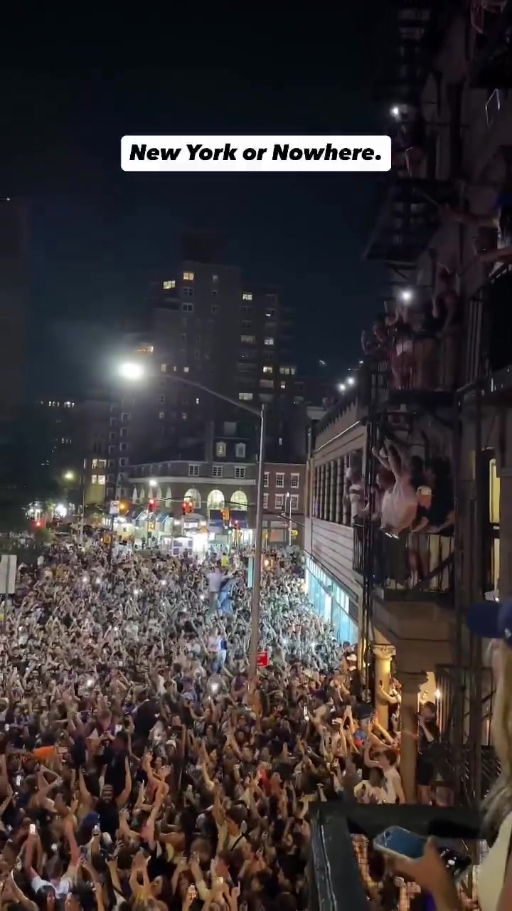 [体育头条]不眠之夜！纽约球迷庆祝夺冠，集体高唱《帝国之心》