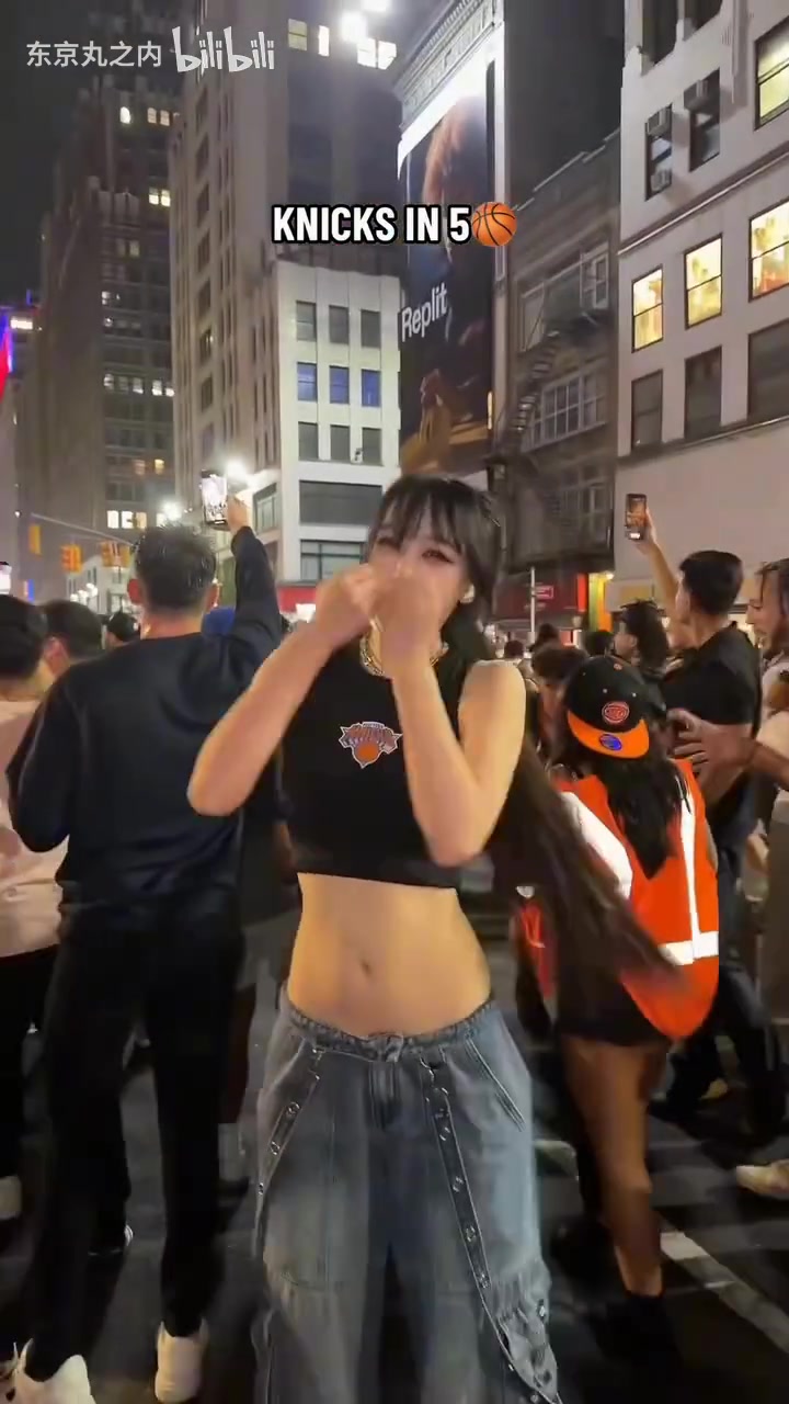 甚至还有跟跳的!尼克斯夺冠后,华人美女在街头跳舞庆祝~ 甚至还有跟跳的!尼克斯夺冠后,华人美女在街头跳舞庆祝~