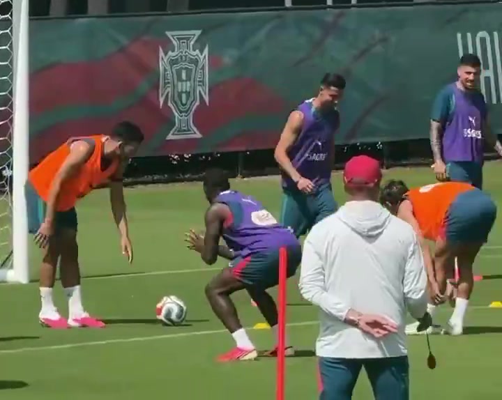 【全程剪辑】C罗模仿那些把裤子穿在臀部⚽以下的人走路，⬅️周