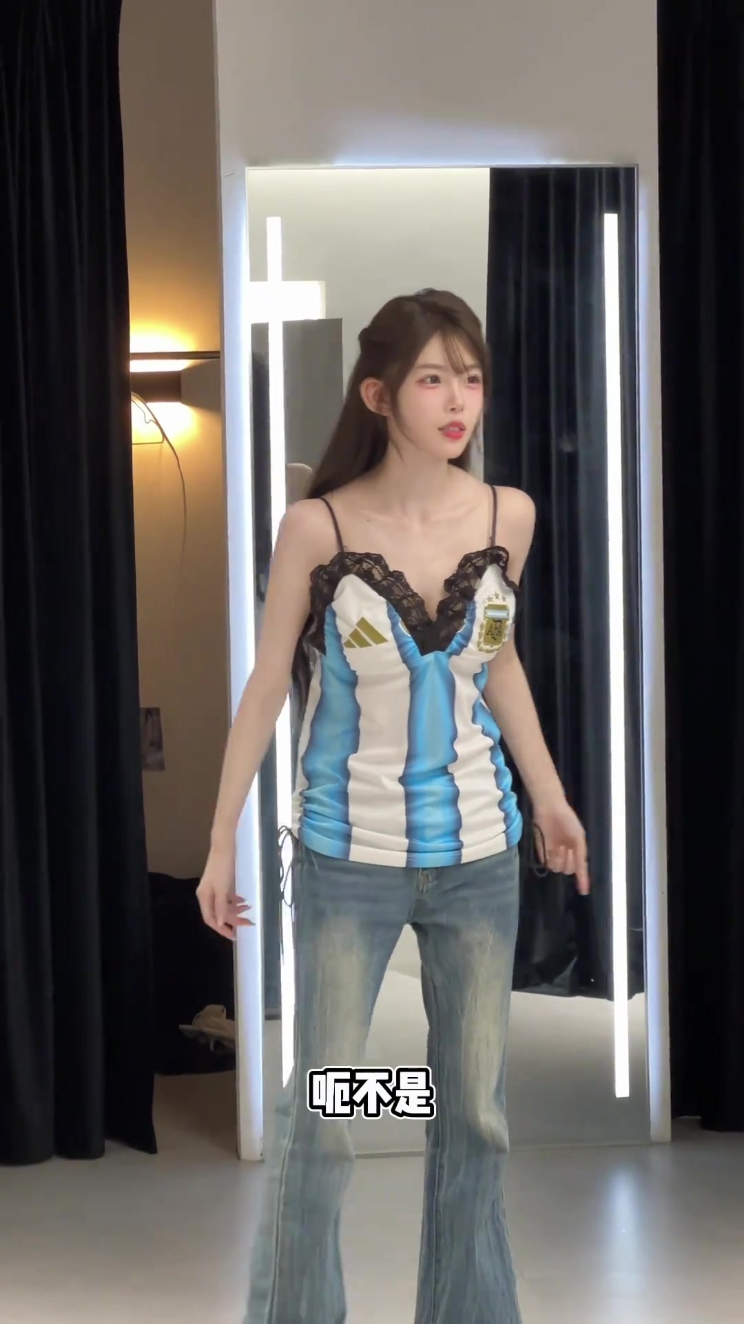 【关键镜头回放】小姐姐穿阿根廷配⬅️⭐色吊带问：这是⬆️正版