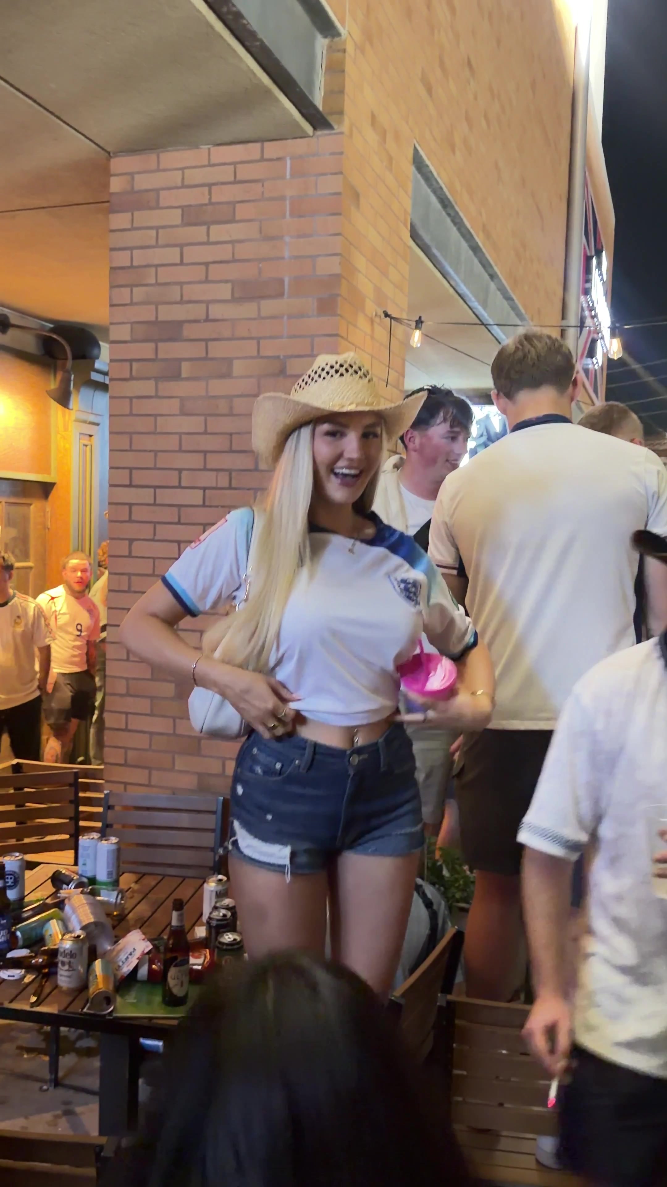 [快速回放]⭐想看吗？英格兰球迷⚾起哄让女球迷露胸