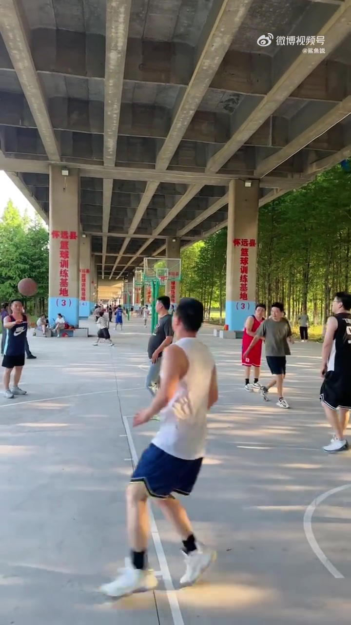 神仙野球场，建在高架桥下面，夏天打球不会被太阳晒