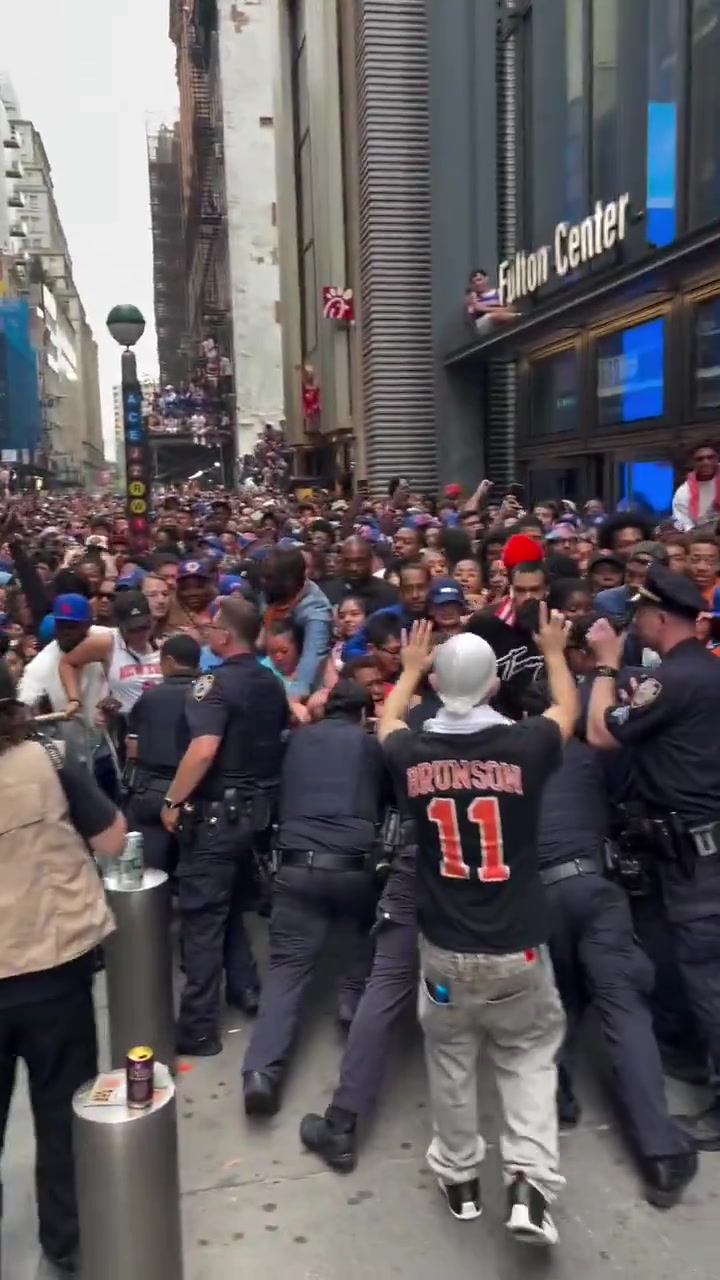 [球迷狂欢瞬间]纽约警察快顶不住了！球迷在游行中冲❕破了警方设置的围栏