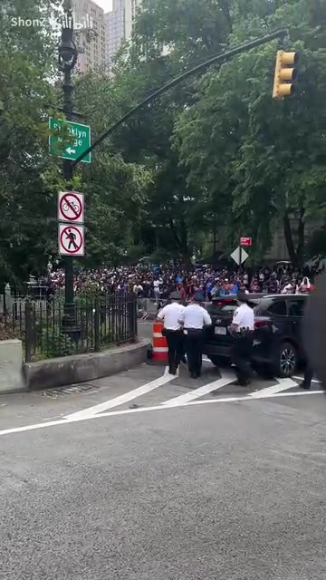 [NBA]橄榄球好手！尼克斯球迷连续摆脱晃飞纽约警察！