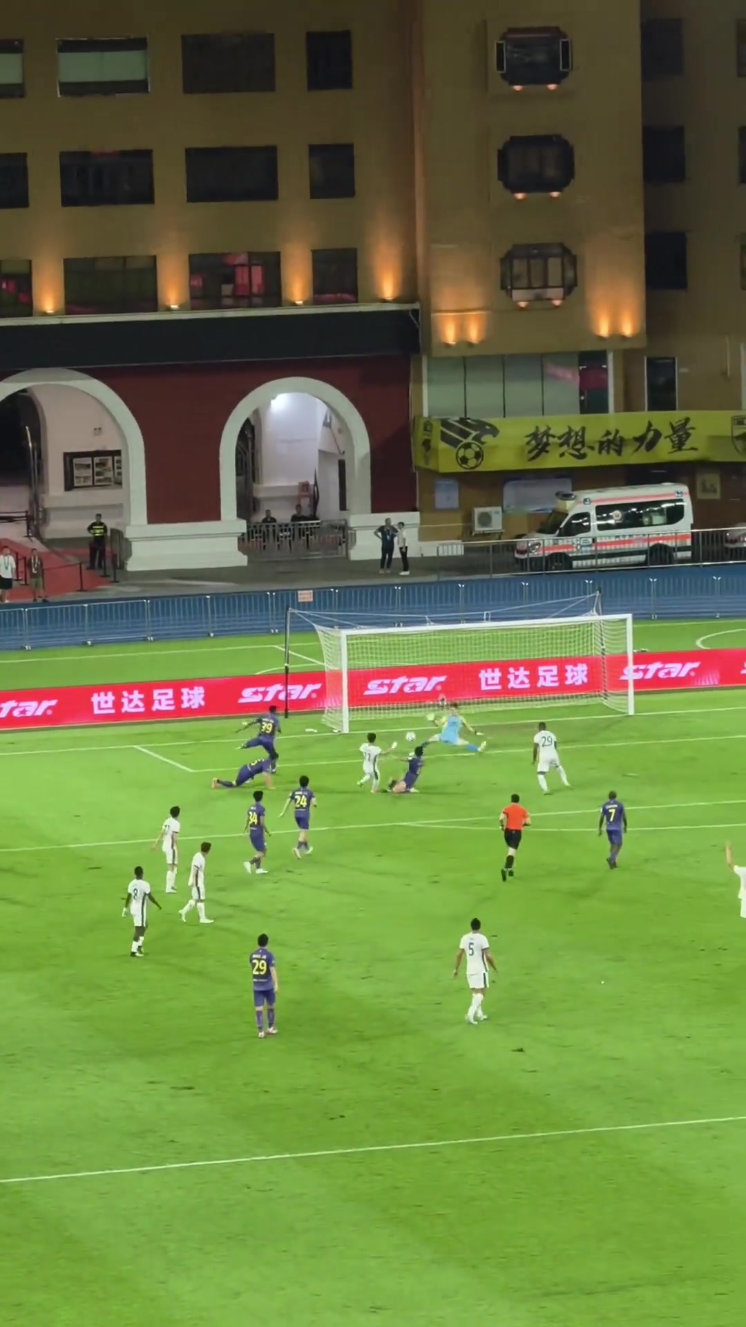 [中国足球]现场⭐国安球迷高呼“漂亮❕”！实拍：林良铭卸⚽球