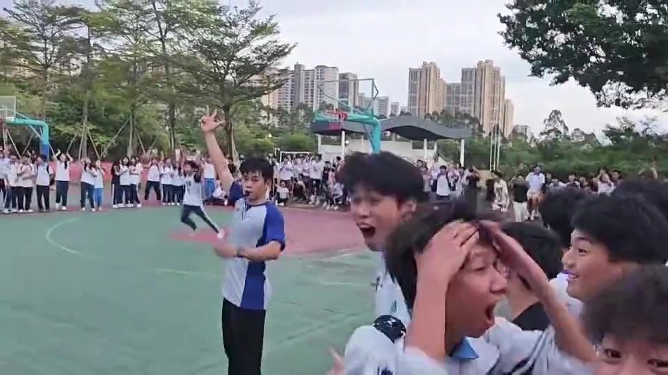 [有道理嘛?]牛X啊！中学班赛惊现后场超超超远三分绝杀！这球