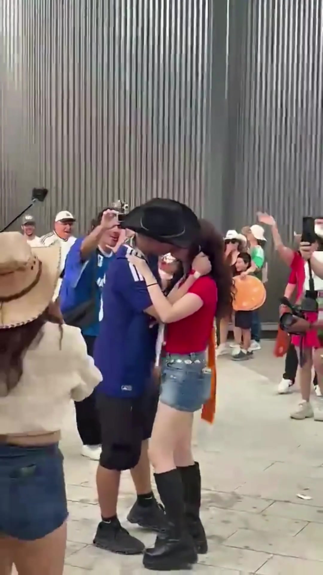 [视频]玩得真花！日本球迷在墨西哥和当地妹子又亲又抱，又扭又