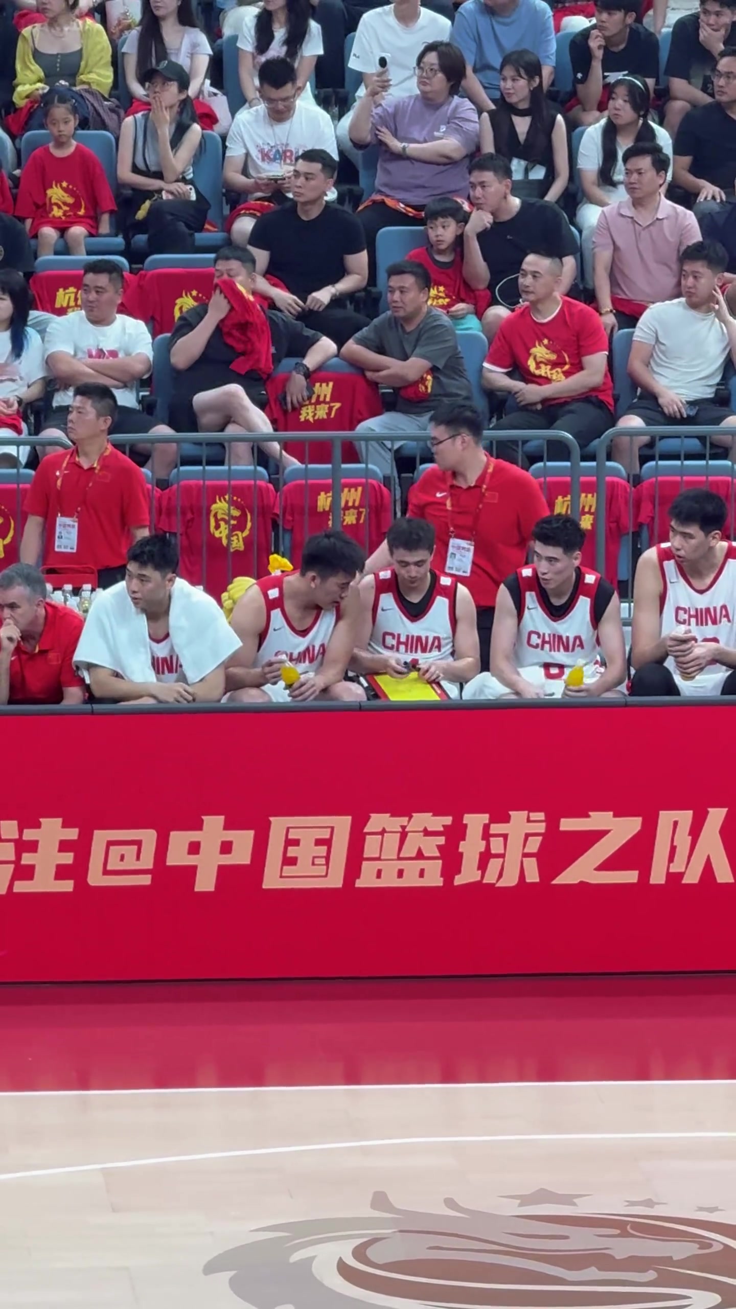 赵继伟不闲着 休息时间拿板跟王俊杰讲解 助其融入球队 赵继伟不闲着 休息时间拿板跟王俊杰讲解 助其融入球队