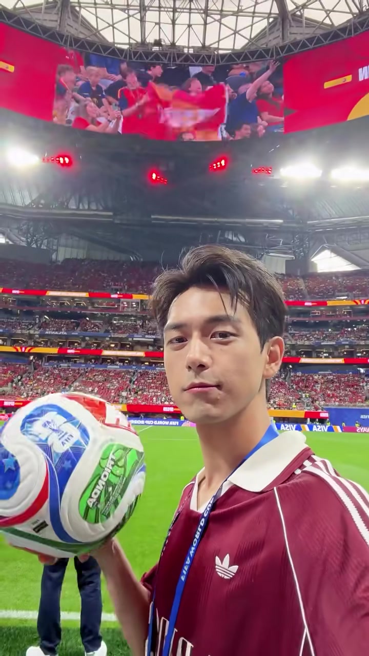 [精剪片段]太帅✌️啦李现担任✨世界杯西班牙vs沙⚽特开球嘉